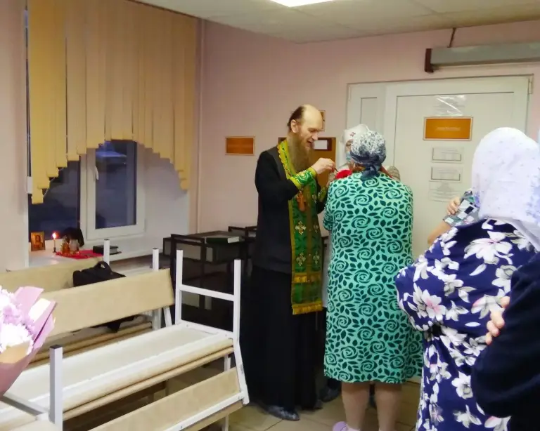 Пациенты областного онкологического диспансера причастились Святых Христовых Таин