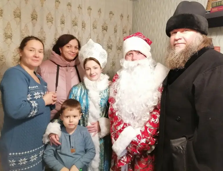 Участники православного молодежного клуба «Благовещение» поздравили детей из многодетных и нуждающихся семей