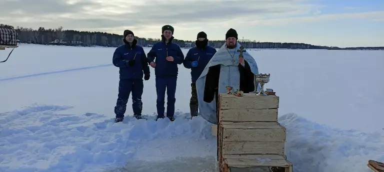 Великое освящение воды рядом с профилакторием 235-го военно-транспортного авиационного полка