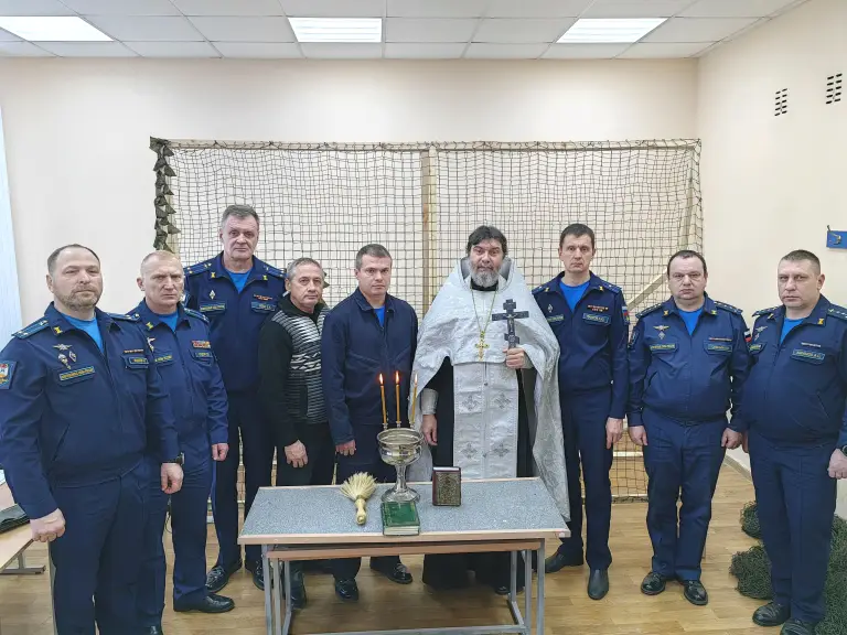 Священник благословил курсантов на плетение маскировочных сеток для СВО