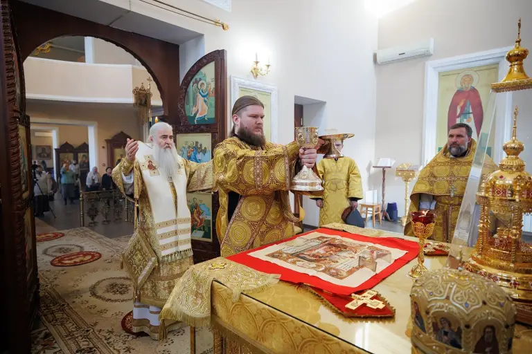 Божественная литургия в храме во имя Трех святителей г. Ульяновска