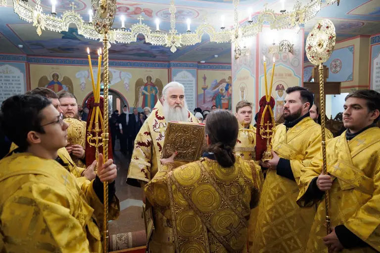 Божественная Литургия в храме святых Царственных страстотерпцев  Спасского женского монастыря г. Ульяновска