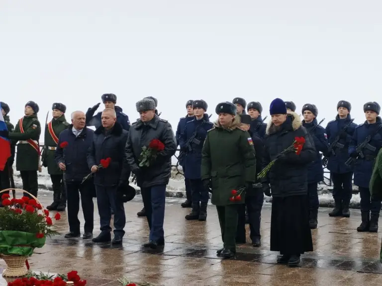 Прошел торжественный митинг, посвященный Дню разгрома советскими войсками немецко-фашистских войск в Сталинградской битве