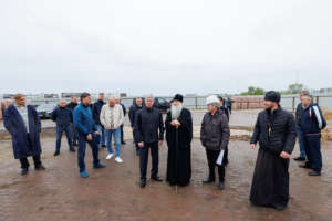 Митрополит Лонгин и губернатор Алексей Русских ознакомились с ходом строительства нового храма