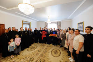 Коллектив Епархиального управления поздравил главу митрополии с праздником Пасхи