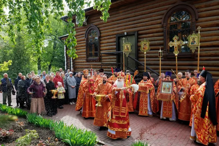 Митрополит Лонгин совершил Божественную литургию и прочел особую молитву в День Победы
