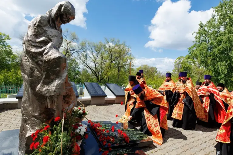 Духовенство епархии почтило память воинов, скончавшихся от ран в госпиталях города в годы Великой Отечественной войны