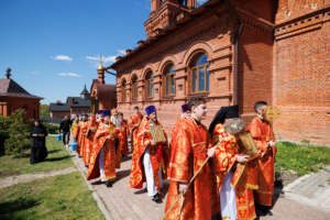 Божественная литургия в храме во имя Архангела Михаила женского монастыря с. Комаровка