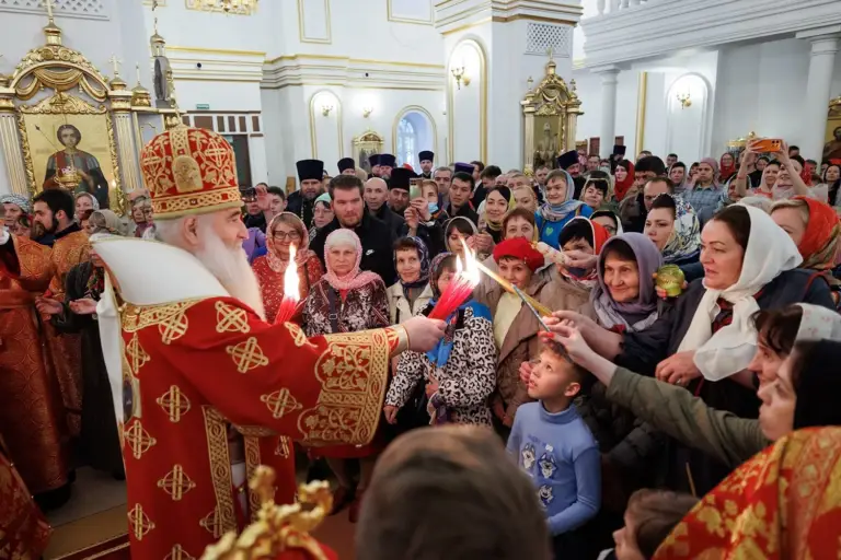 К великой Пасхальной вечерне в кафедральный собор доставлен Благодатный огонь из Иерусалима