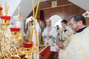 Митрополит Лонгин освятил Крестовоздвиженский храм в Смышляевке