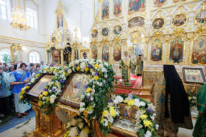 «Дух святой — свет и жизнь»: православные христиане отмечают день Святой Троицы