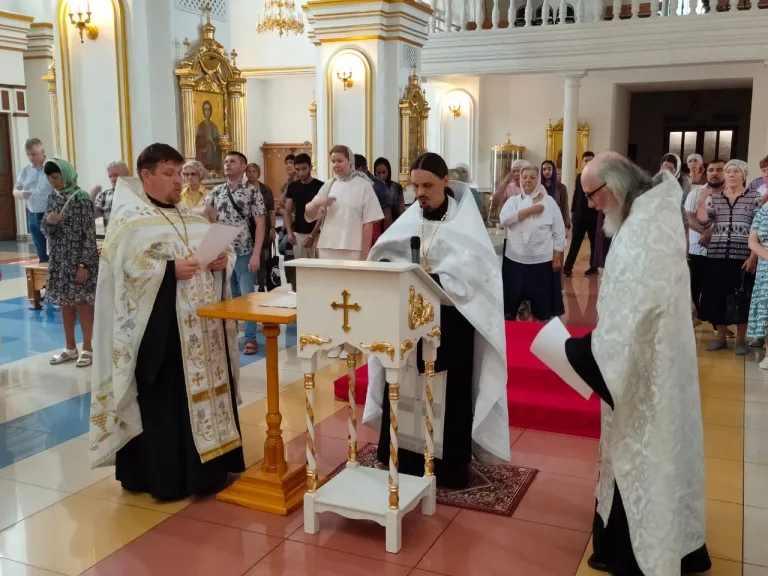 В Спасо-Вознесенском соборе совершаются молебны перед ковчегом с частицей Пояса Пресвятой Богородицы
