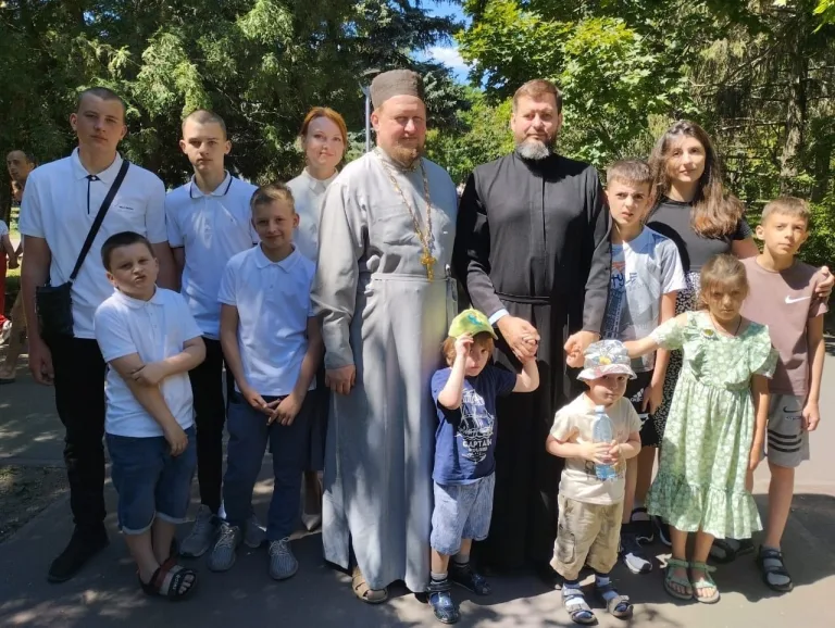 Духовенство и прихожане храмов приняли участие в параде семей