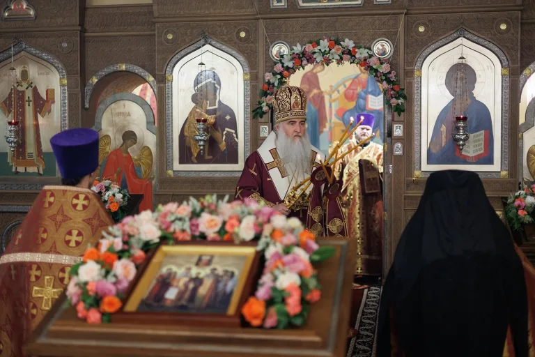 Молиться тем, кто отдал жизнь за Божию правду: день памяти святых Царственных страстотерпцев в Спасском монастыре