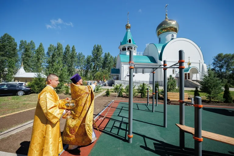 Праздничное богослужение, освящение детской площадки: день памяти первоверховных апостолов Петра и Павла в Андреевском храме