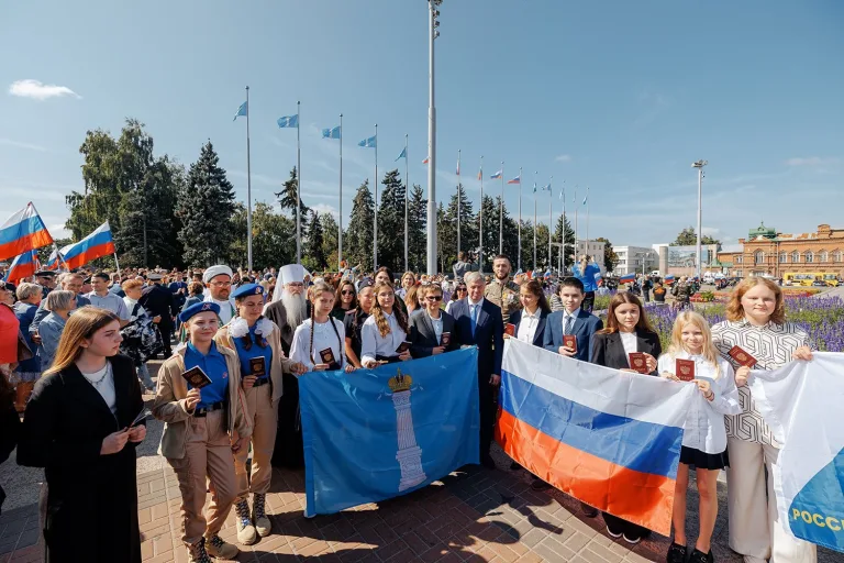 Митрополит Лонгин принял участие в церемонии поднятия государственного флага