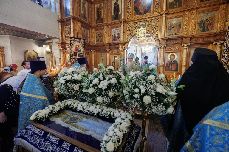 «Во Успении мира не оставила еси, Богородице»