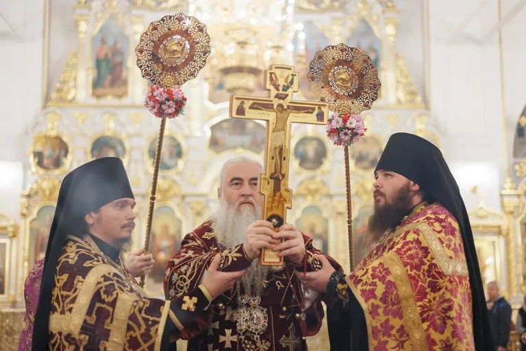 «Крест воздвизается днесь и мир освящается»: Митрополит Лонгин совершил богослужения праздника Воздвижения Креста Господня