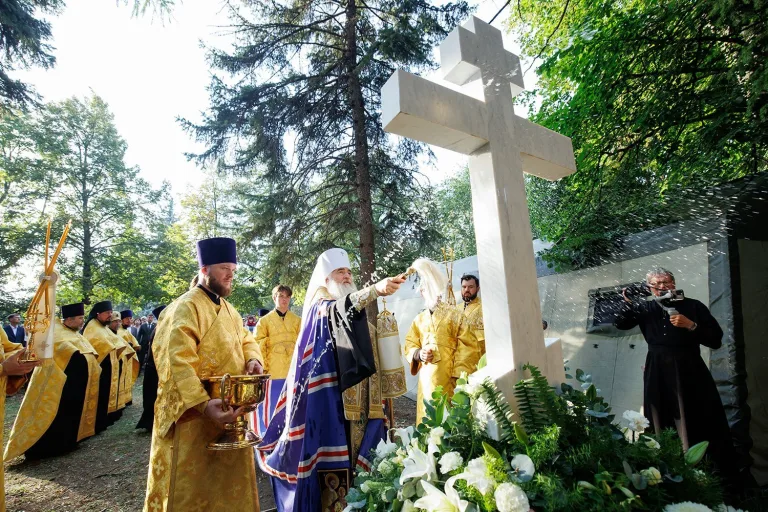 Митрополит Лонгин освятил поклонный крест на месте разрушенного собора и походный храм