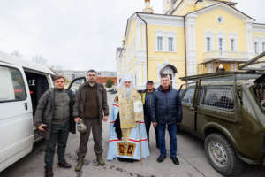 Митрополит Лонгин освятил автомобили, которые будут направлены для вывоза раненых и перевозки гуманитарных грузов