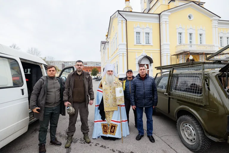 Митрополит Лонгин освятил автомобили, которые будут направлены для вывоза раненых и перевозки гуманитарных грузов