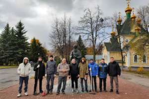 На территории Спасо-Вознесенского кафедрального собора прошел субботник