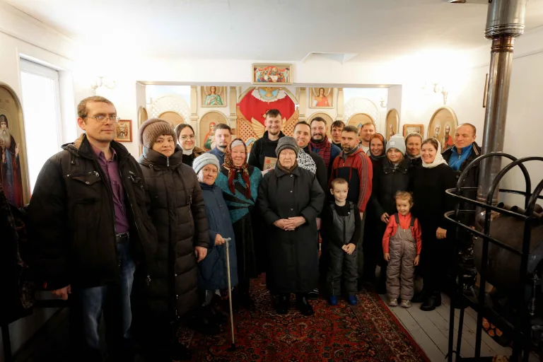 Православные добровольцы совершили богослужение мирянским чином в храме преподобного Александра Свирского