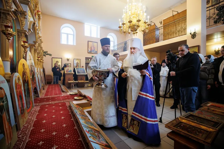 Митрополит Лонгин освятил иконы для иконостаса храма во имя Иоакима и Анны