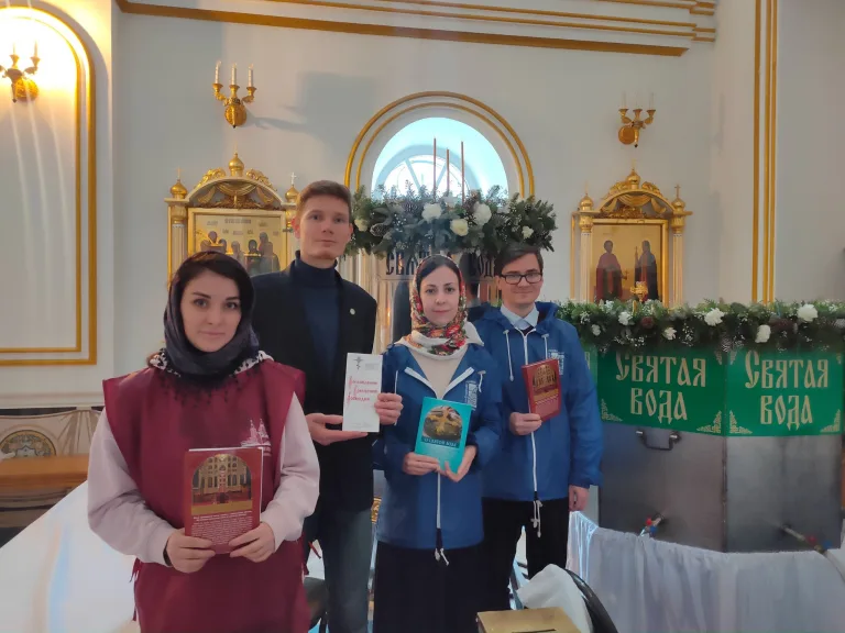 Православные добровольцы организовали раздачу воду на Крещение