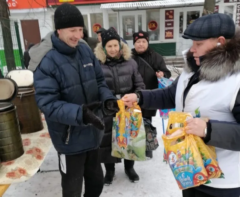 120 подарков к Новому году и Рождеству передано людям, находящимся в сложной жизненной ситуации