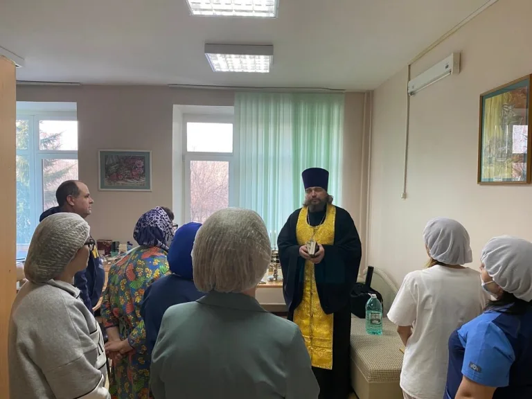 Священник освятил больничное отделение