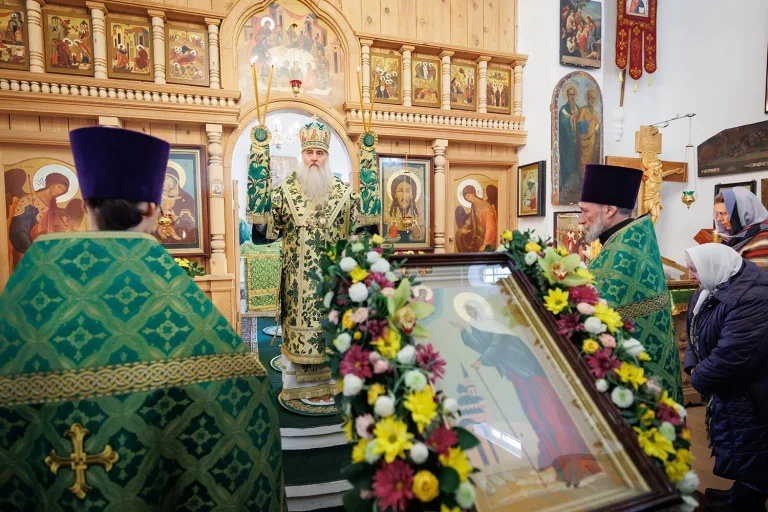 Митрополит Лонгин совершил Божественную литургию в храме во имя блаженной Ксении в день престольного праздника