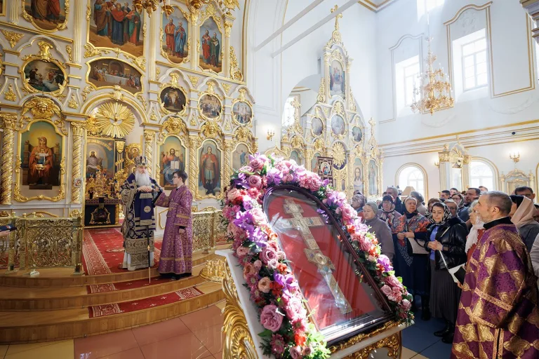«Радуйся, Живоносный Кресте»: третье воскресенье поста — Неделя Крестопоклонная