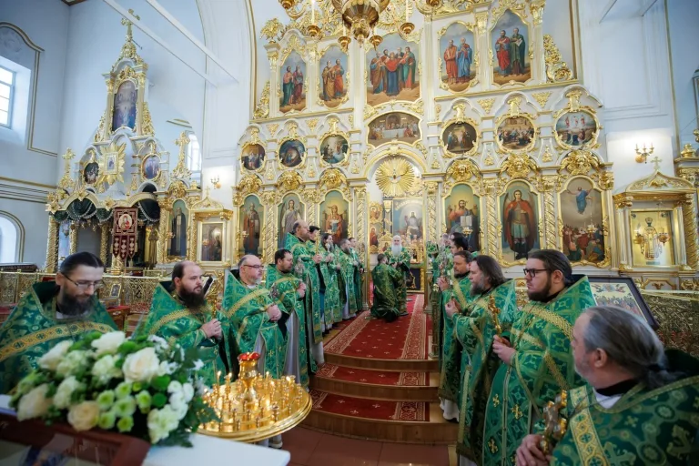 День памяти преподобных отцов: Митрополит Лонгин совершил Литургию в сослужении монашествующих клириков епархии