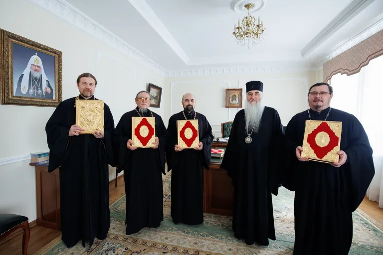 Митрополит Лонгин передал пять напрестольных Евангелий на чувашском языке для храмов Цильнинского района