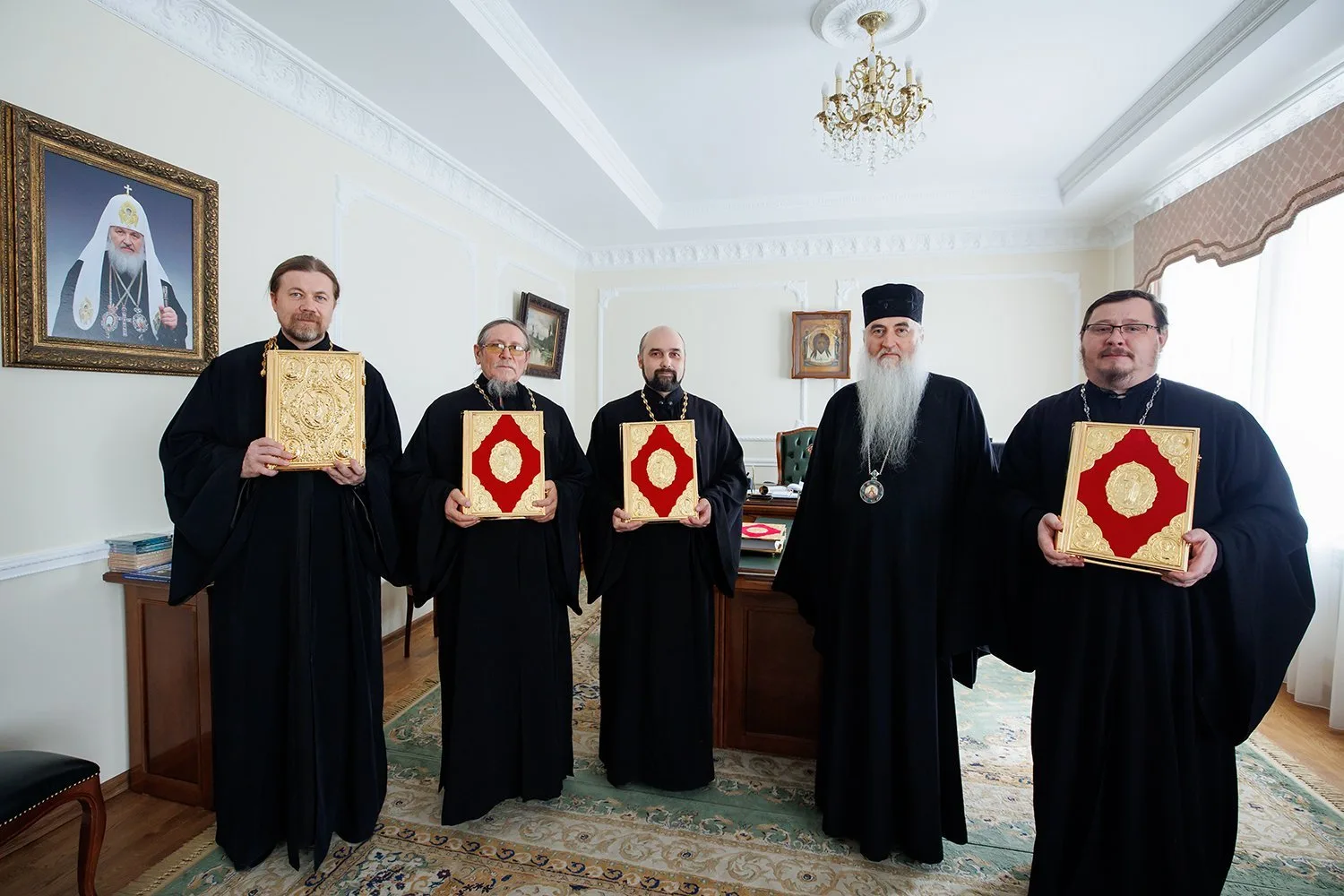 Митрополит Лонгин передал пять напрестольных Евангелий на чувашском языке для храмов Цильнинского района