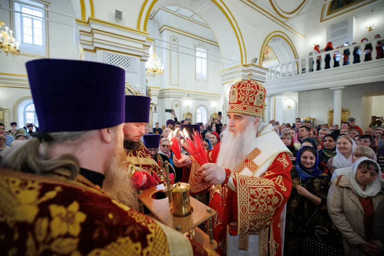 К великой Пасхальной вечерне в кафедральный собор доставлен Благодатный огонь из Иерусалима