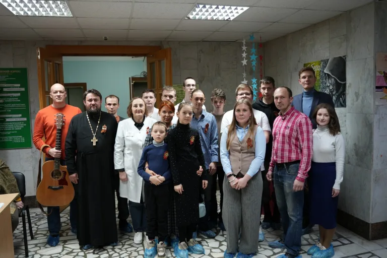 Священник и православные добровольцы поздравили пациентов госпиталя ветеранов войн с Днем Победы