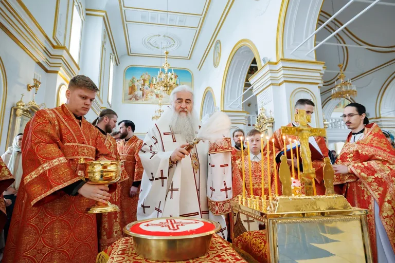 В День Победы Митрополит Лонгин совершил поминовение «вождей и воинов, на поле брани жизнь свою положивших»