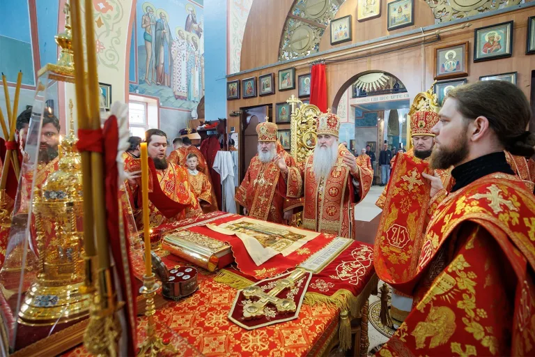 В Жадовском Казанском монастыре совершено соборное Архиерейское богослужение в день обретения чтимой святыни митрополии