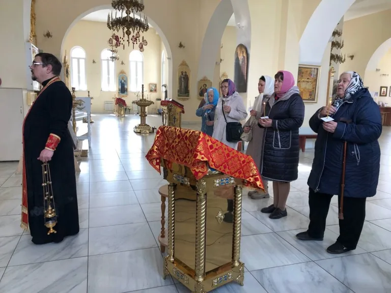 Священник совершил панихиду по погибшим воинам — участникам СВО и встретился с их родственниками