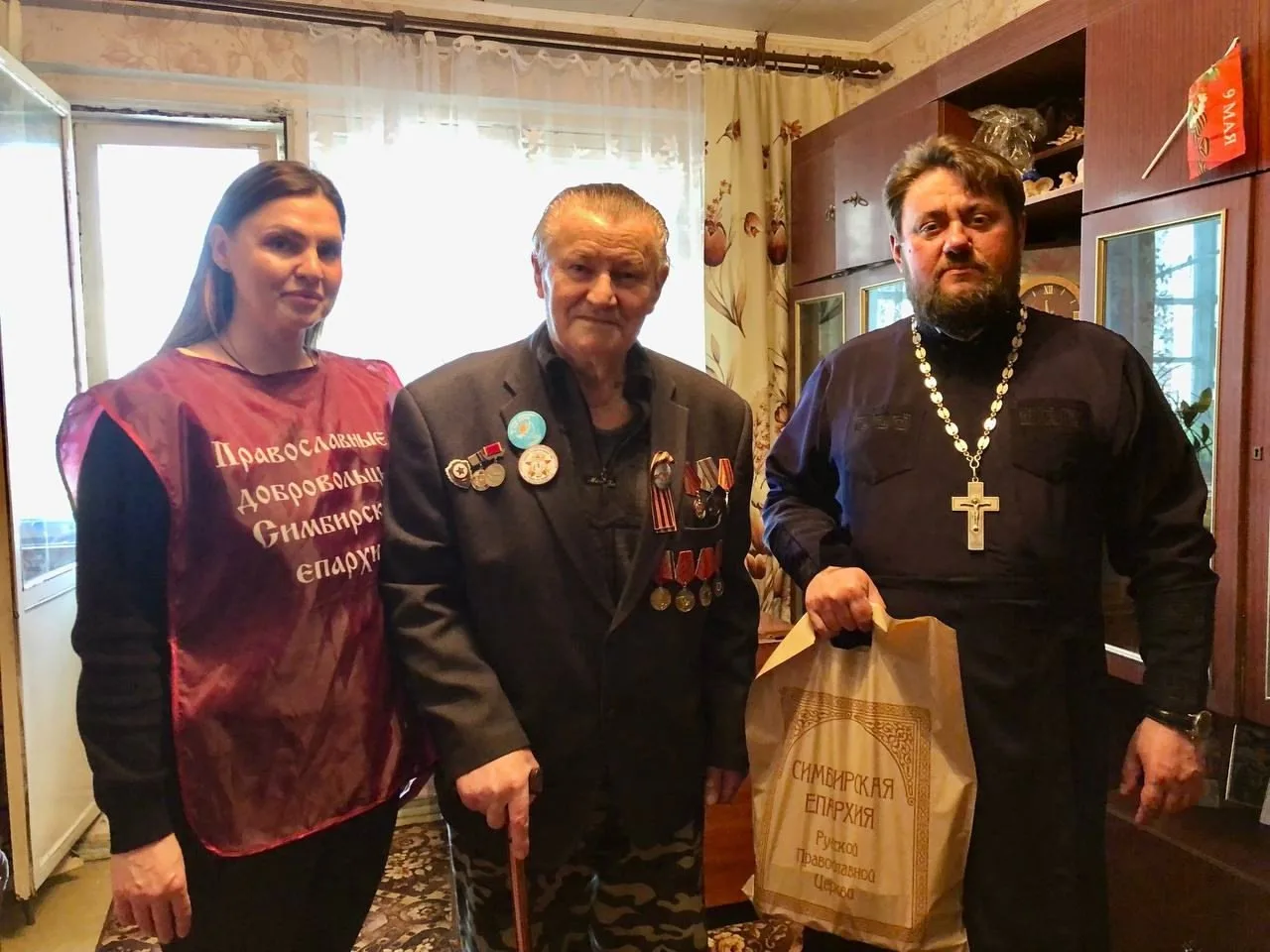 Священник и православные добровольцы посетили ветерана, тружеников тыла и детей Великой Отечественной войны