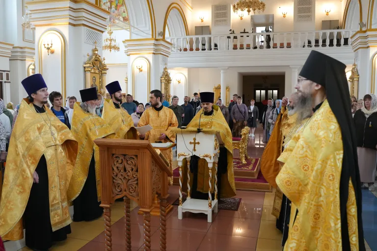 В Спасо-Вознесенском соборе совершаются молебны святителю Тихону у ковчега с частицей его мощей