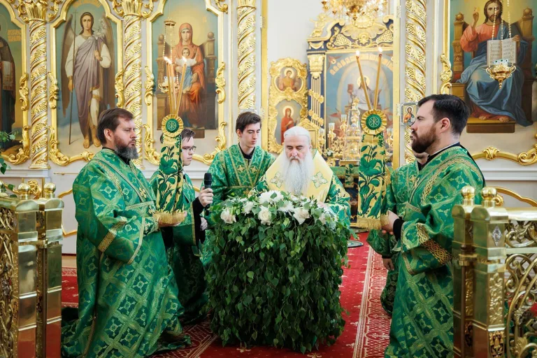 «Нераздельней Троице покланяемся»: православные христиане отмечают день Святой Троицы