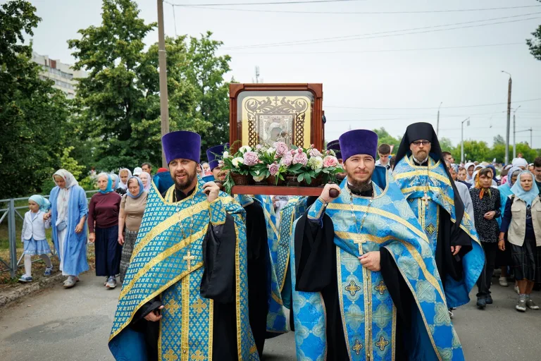 В Заволжском районе прошел крестный ход с Жадовской Казанской иконой