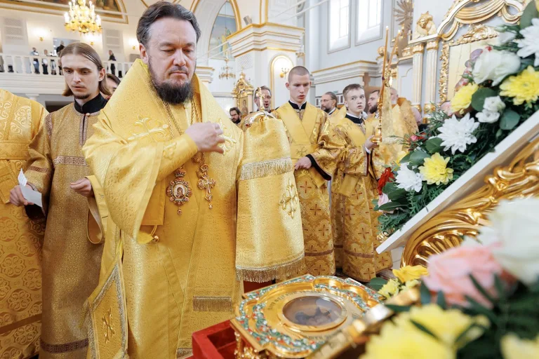 Епископ Диодор совершил Литургию у ковчега с частицей мощей святителя Тихона