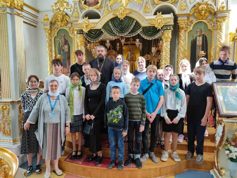 Ребята из детских домов посетили Спасский женский монастырь и городские храмы
