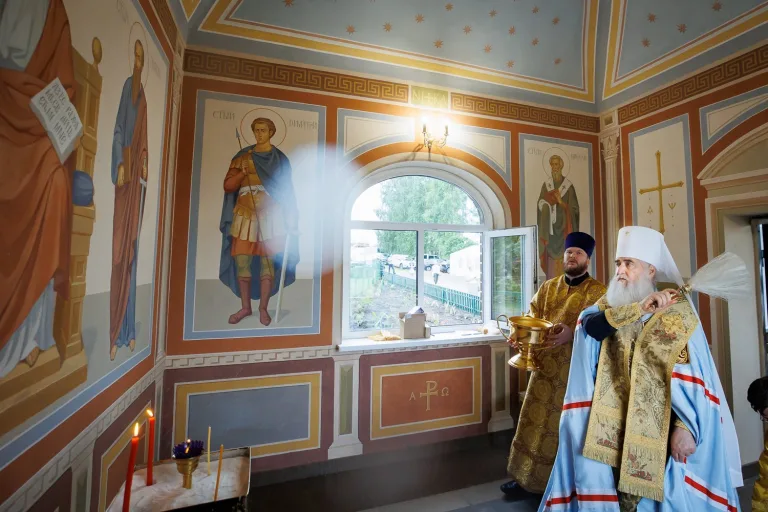 Митрополит Лонгин совершил освящение росписей часовни во имя апостолов Петра и Павла в селе Поникий Ключ