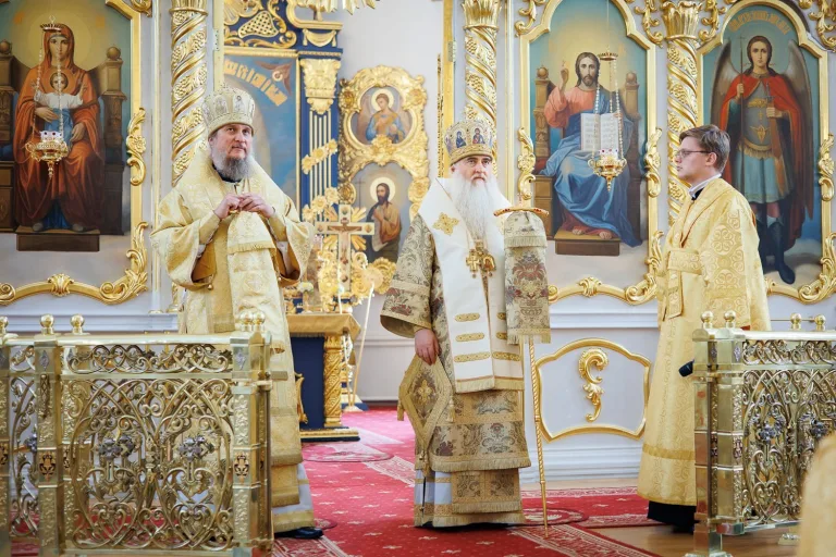 «Да светит свет ваш пред людьми»: Церковь чтит память Собора святых апостолов