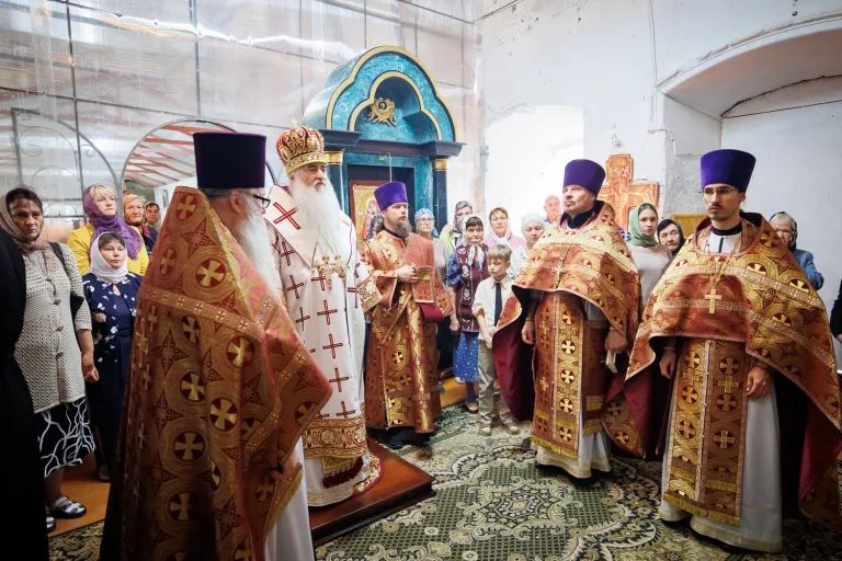 «Вернуть в нашу жизнь Христа»: Митрополит Лонгин совершил Литургию в разрушенном храме села Полдомасово